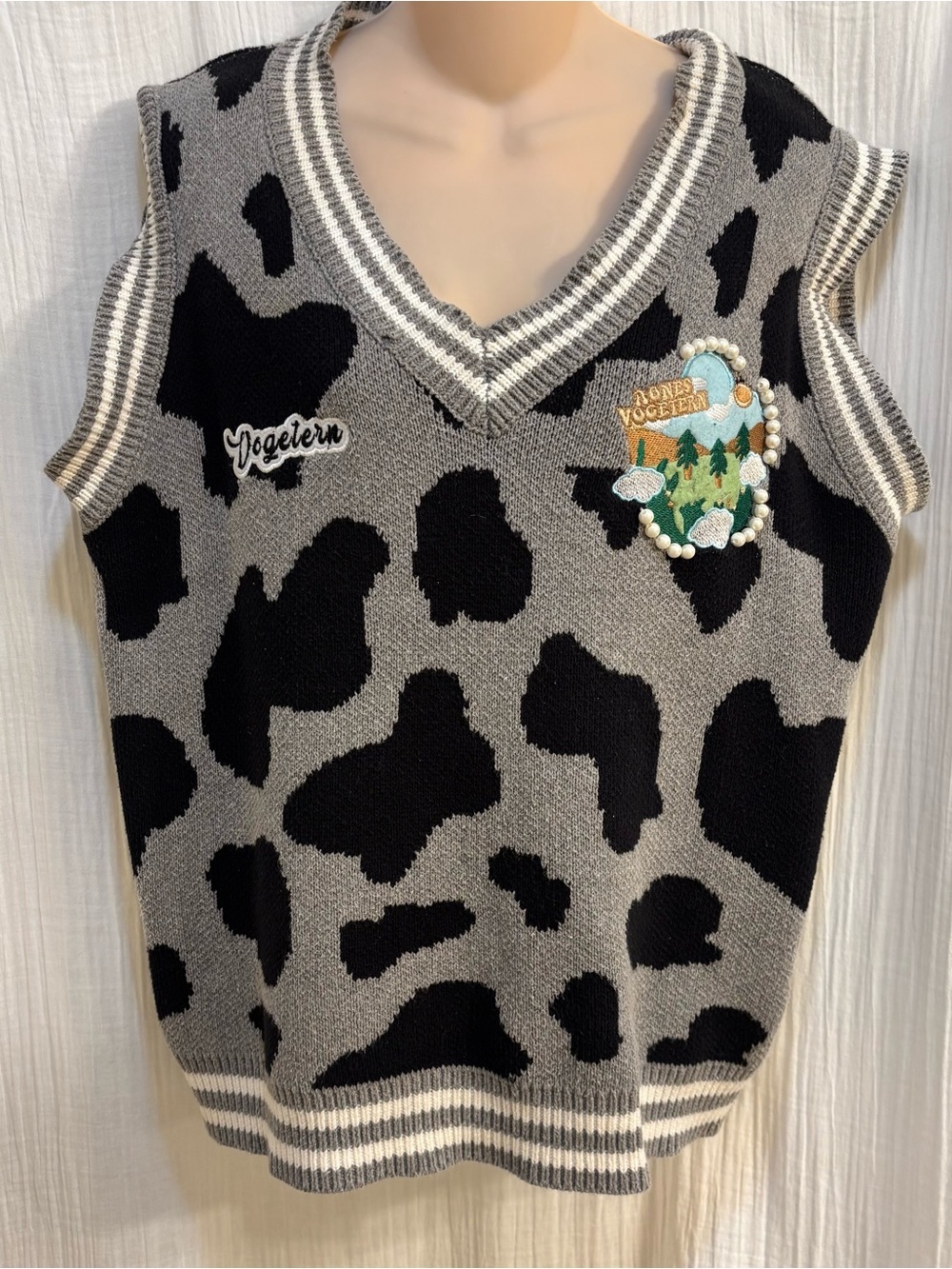 KAOKA Women's V-Neck Knit Sweater Vest, Animal Print Gray/Black/White Size M